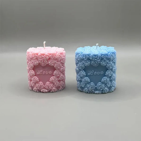 Set van drie luxe geurkaarsen met rozenmotief en het woord ‘Love’ gegraveerd