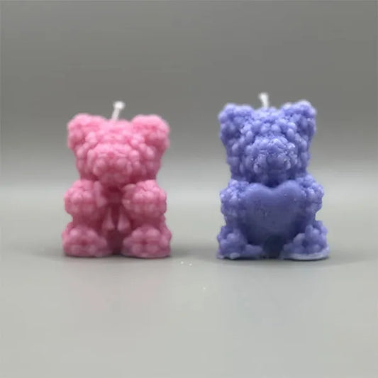 Set van twee teddybeer geurkaarsen met hart en florale details – roze en blauw