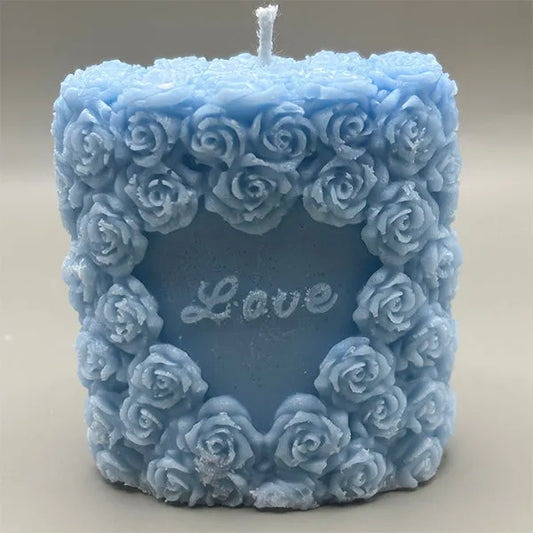 Blauwe geurkaars met rozenpatroon en ‘Love’-gravure, elegant en stijlvol