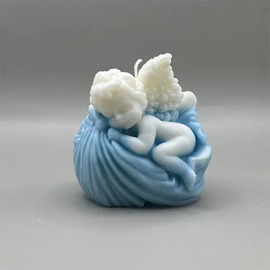Blauwe engel geurkaars in detail, met zachte vorm en serene uitstraling